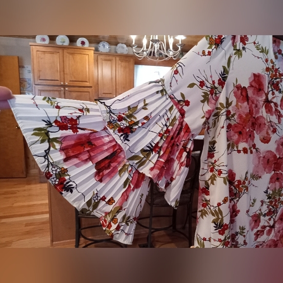 EST. 1946 size large color is pinks, cream and green. Has a floral design - Picture 3 of 8